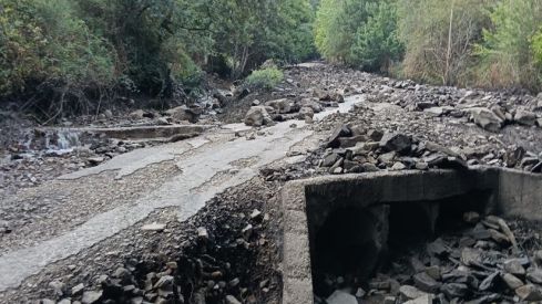 Estado de la carretera de acceso a Carracedo de Compludo tras la riada | Foto: Cedida a InfoBierzo Estado de la carretera de acceso a Carracedo de Compludo tras la riada | Foto: Cedida a InfoBierzo