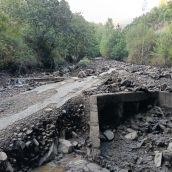 Estado de la carretera de acceso a Carracedo de Compludo tras la riada | Foto: Cedida a InfoBierzo
