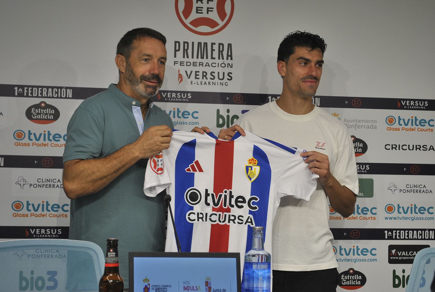 Presentación de Arturo Molina como nuevo jugador de la Ponferradina 2 Presentación de Arturo Molina como nuevo jugador de la Ponferradina 2