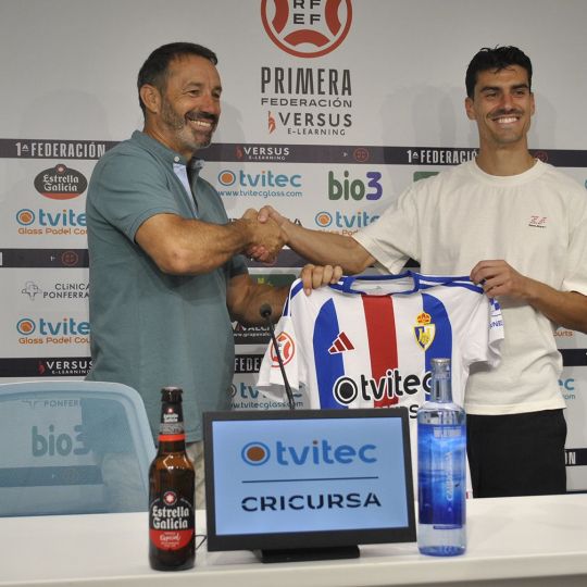Presentación de Arturo Molina como nuevo jugador de la Ponferradina | Foto: Norberto de la Mata