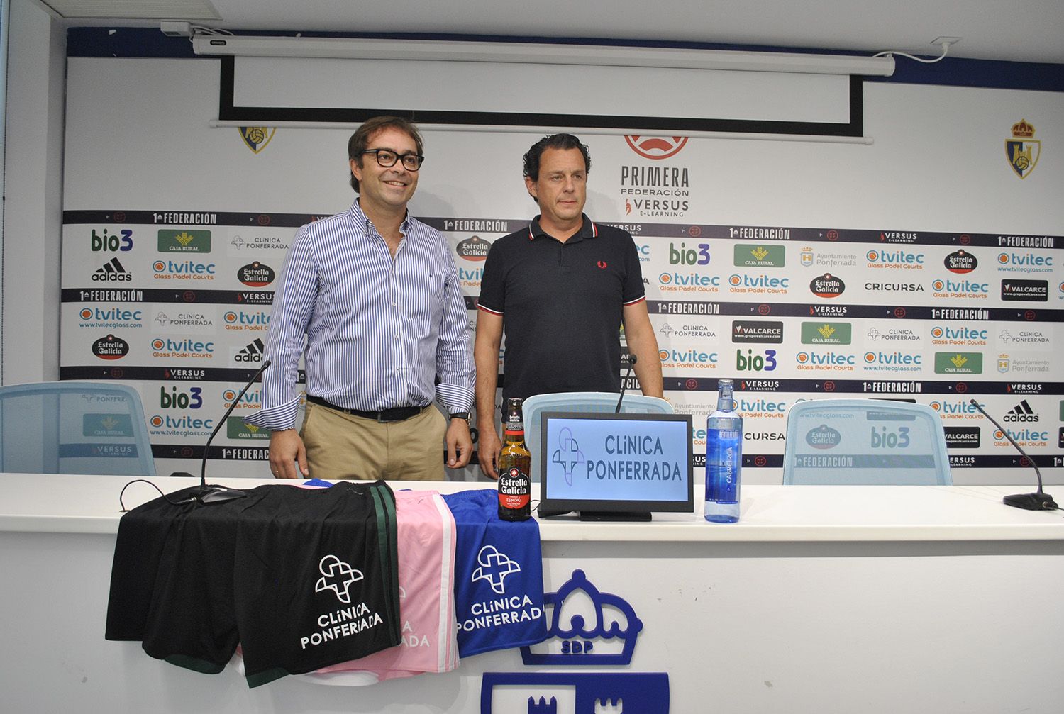 Renovación del convenio entre la Clínica Ponferrada y la Sociedad Deportiva Ponferradina 2 | Foto: Norberto de la Mata Renovación del convenio entre la Clínica Ponferrada y la Sociedad Deportiva Ponferradina 2 | Foto: Norberto de la Mata