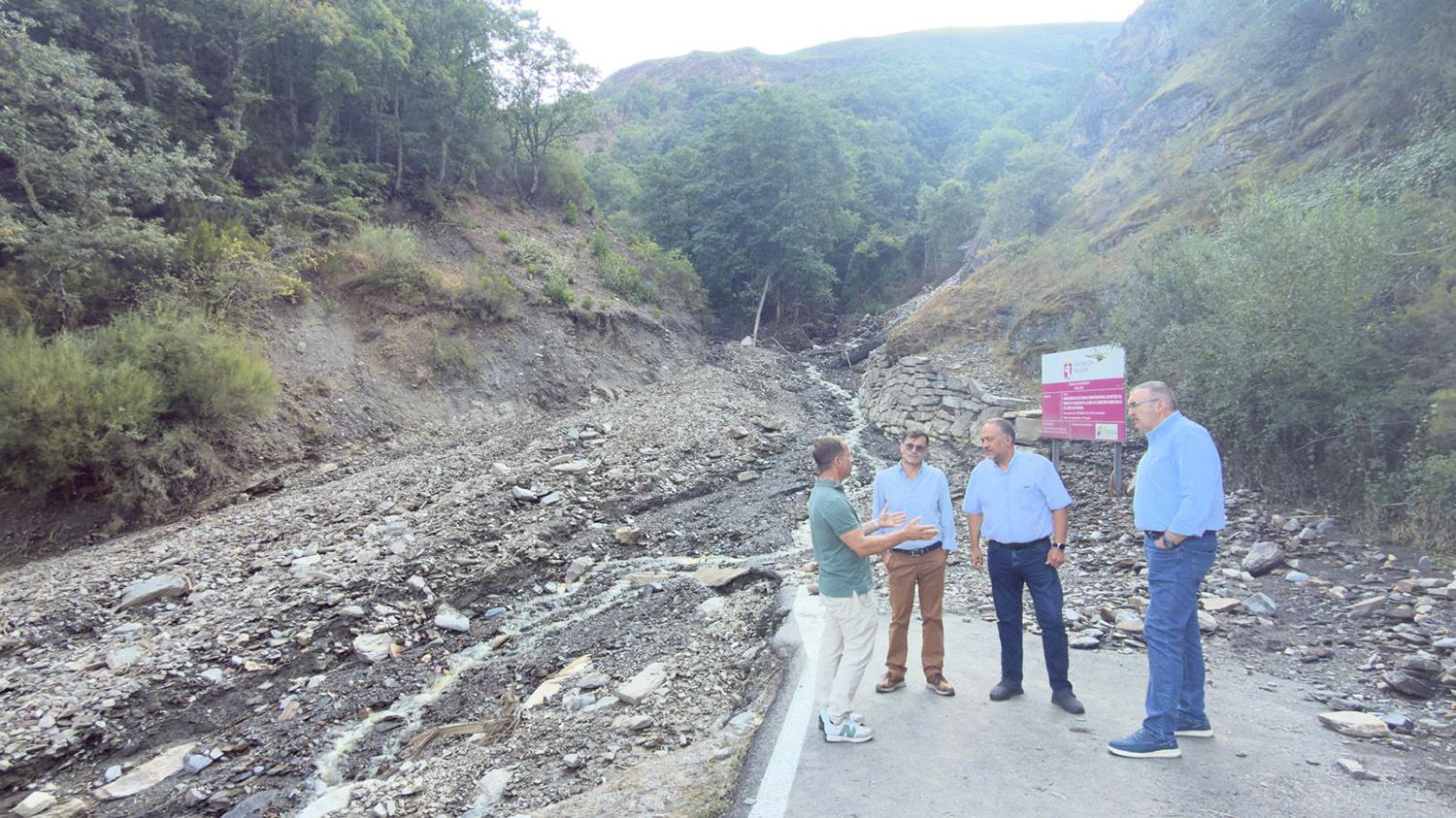 Visita de la Diputación a la carretera de Peñalba de Santiago | Foto: Diputación de León