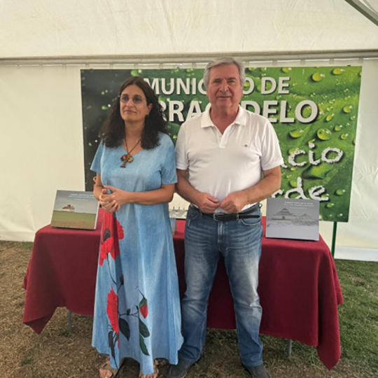 Irma Basarte Díez, autora de los libros, junto al alcalde de Carracedelo, Raúl Valcarce Díez Irma Basarte Díez, autora de los libros, junto al alcalde de Carracedelo, Raúl Valcarce Díez