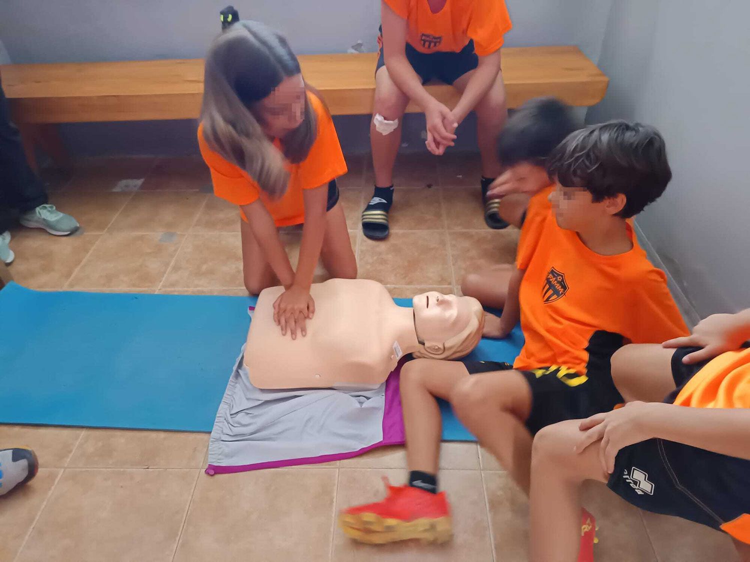 Los participantes del campamento realizando las prácticas del taller de RCP del Centro de Salud de Toreno (1) Los participantes del campamento realizando las prácticas del taller de RCP del Centro de Salud de Toreno (1)
