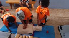 Los participantes del campamento realizando las prácticas del taller de RCP del Centro de Salud de Toreno Los participantes del campamento realizando las prácticas del taller de RCP del Centro de Salud de Toreno