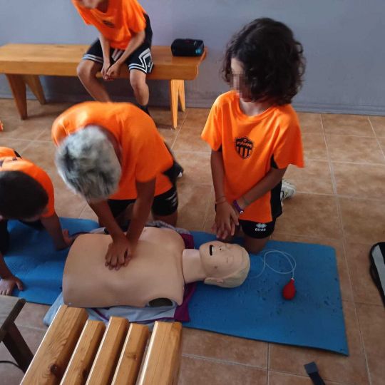 Los participantes del campamento realizando las prácticas del taller de RCP del Centro de Salud de Toreno Los participantes del campamento realizando las prácticas del taller de RCP del Centro de Salud de Toreno
