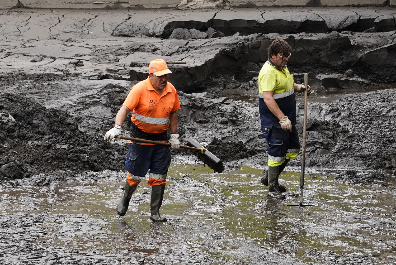 Trabajos de limpieza del río Meruelo a su paso por Molinaseca, cubierto de ceniza debido al arrastre de las últimas tormentas (1)