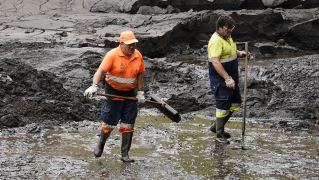 Trabajos de limpieza del río Meruelo a su paso por Molinaseca, cubierto de ceniza debido al arrastre de las últimas tormentas (1) Trabajos de limpieza del río Meruelo a su paso por Molinaseca, cubierto de ceniza debido al arrastre de las últimas tormentas (1)