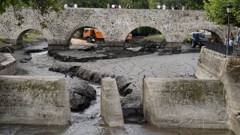 Trabajos de limpieza del río Meruelo a su paso por Molinaseca, cubierto de ceniza debido al arrastre de las últimas tormentas (2)