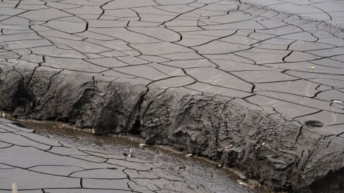Trabajos de limpieza del río Meruelo a su paso por Molinaseca, cubierto de ceniza debido al arrastre de las últimas tormentas (5)
