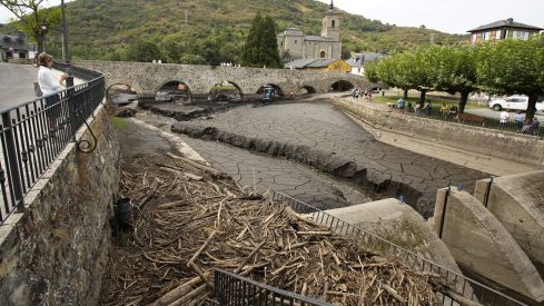 Trabajos de limpieza del río Meruelo a su paso por Molinaseca, cubierto de ceniza debido al arrastre de las últimas tormentas (6)