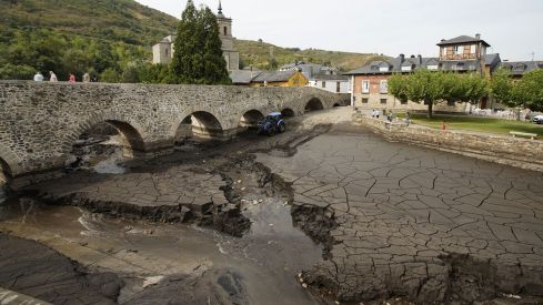 Trabajos de limpieza del río Meruelo a su paso por Molinaseca, cubierto de ceniza debido al arrastre de las últimas tormentas (7)