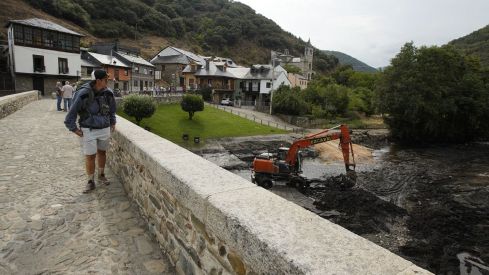 Trabajos de limpieza del río Meruelo a su paso por Molinaseca, cubierto de ceniza debido al arrastre de las últimas tormentas (8)