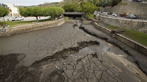 Trabajos de limpieza del río Meruelo a su paso por Molinaseca, cubierto de ceniza debido al arrastre de las últimas tormentas (9)