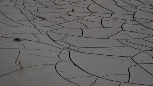 Trabajos de limpieza del río Meruelo a su paso por Molinaseca, cubierto de ceniza debido al arrastre de las últimas tormentas (10)