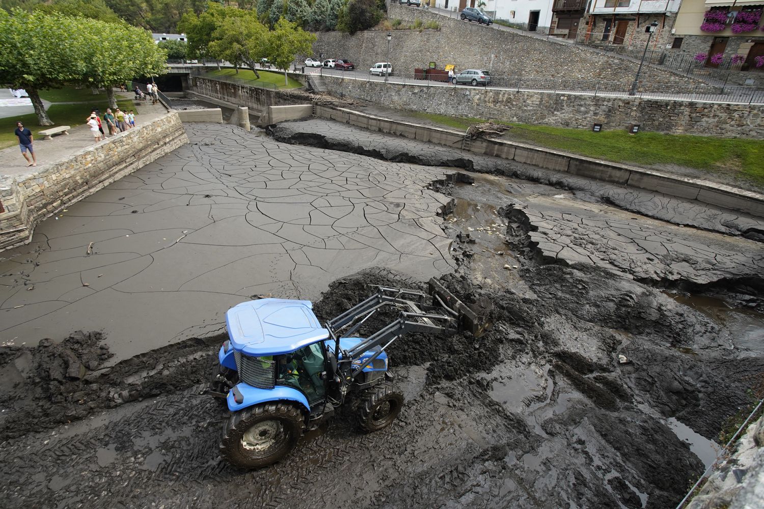 Trabajos de limpieza del río Meruelo a su paso por Molinaseca, cubierto de ceniza debido al arrastre de las últimas tormentas (11) Trabajos de limpieza del río Meruelo a su paso por Molinaseca, cubierto de ceniza debido al arrastre de las últimas tormentas (11)