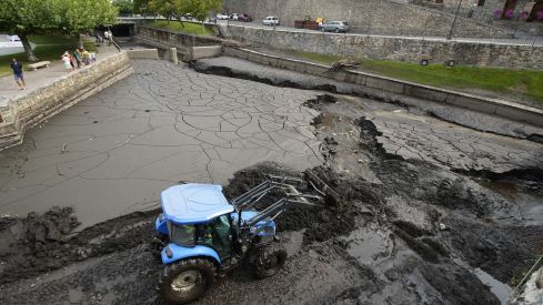 Trabajos de limpieza del río Meruelo a su paso por Molinaseca, cubierto de ceniza debido al arrastre de las últimas tormentas (11) Trabajos de limpieza del río Meruelo a su paso por Molinaseca, cubierto de ceniza debido al arrastre de las últimas tormentas (11)