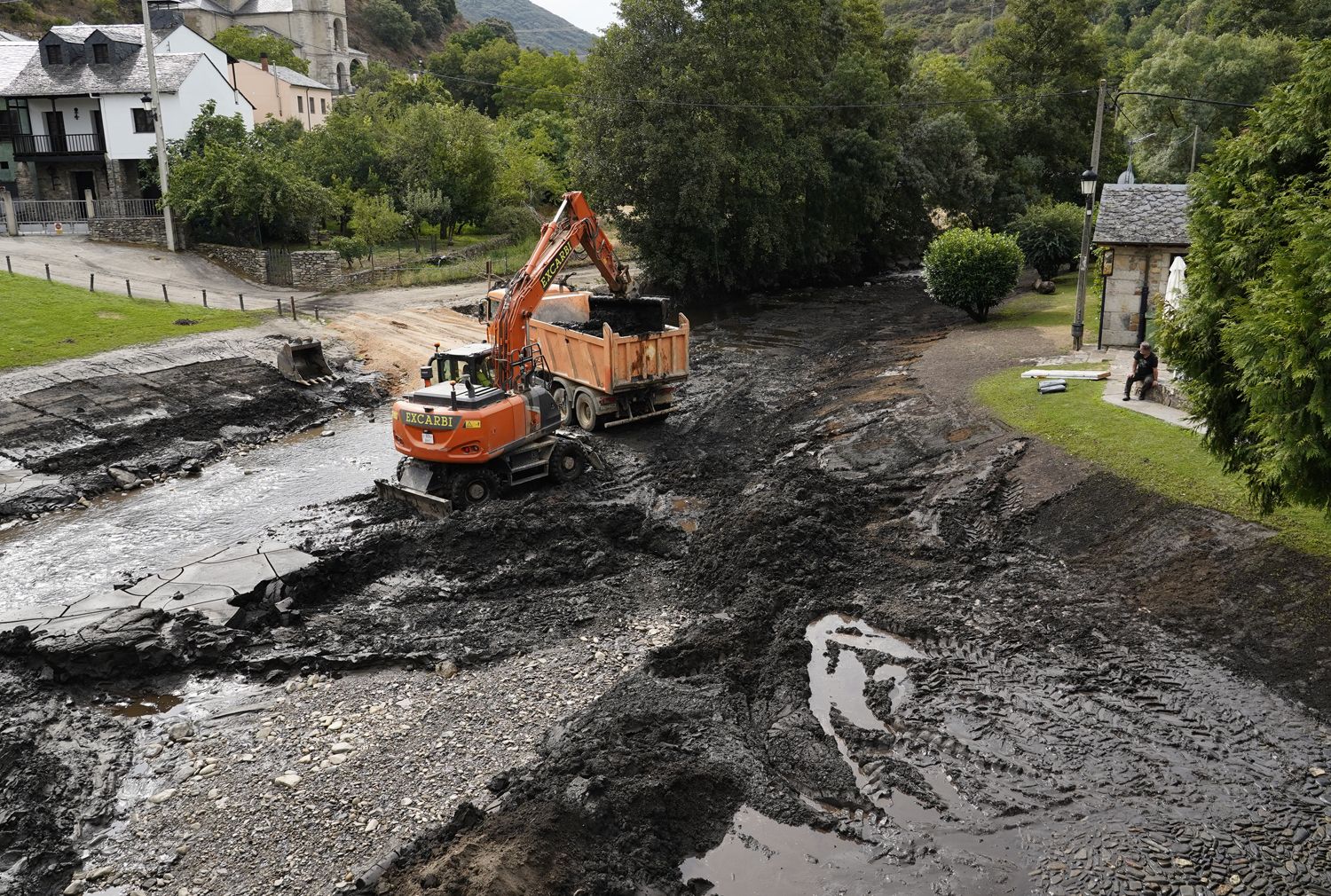 Trabajos de limpieza del río Meruelo a su paso por Molinaseca, cubierto de ceniza debido al arrastre de las últimas tormentas | Foto: César Sánchez, ICAL Trabajos de limpieza del río Meruelo a su paso por Molinaseca, cubierto de ceniza debido al arrastre de las últimas tormentas | Foto: César Sánchez, ICAL