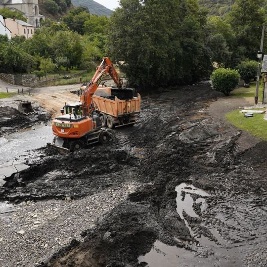 Trabajos de limpieza del río Meruelo a su paso por Molinaseca, cubierto de ceniza debido al arrastre de las últimas tormentas | Foto: César Sánchez, ICAL Trabajos de limpieza del río Meruelo a su paso por Molinaseca, cubierto de ceniza debido al arrastre de las últimas tormentas | Foto: César Sánchez, ICAL