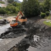 Trabajos de limpieza del río Meruelo a su paso por Molinaseca, cubierto de ceniza debido al arrastre de las últimas tormentas | Foto: César Sánchez, ICAL Trabajos de limpieza del río Meruelo a su paso por Molinaseca, cubierto de ceniza debido al arrastre de las últimas tormentas | Foto: César Sánchez, ICAL