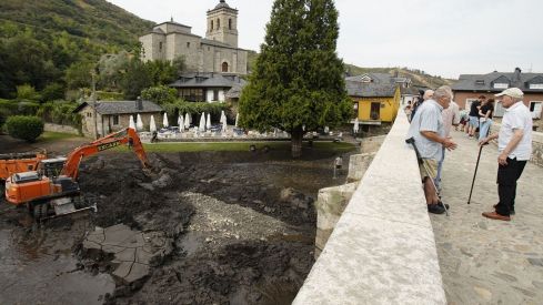 Trabajos de limpieza del río Meruelo a su paso por Molinaseca, cubierto de ceniza debido al arrastre de las últimas tormentas (13) Trabajos de limpieza del río Meruelo a su paso por Molinaseca, cubierto de ceniza debido al arrastre de las últimas tormentas (13)