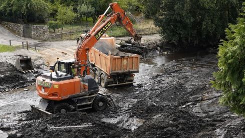 Trabajos de limpieza del río Meruelo a su paso por Molinaseca, cubierto de ceniza debido al arrastre de las últimas tormentas (14) Trabajos de limpieza del río Meruelo a su paso por Molinaseca, cubierto de ceniza debido al arrastre de las últimas tormentas (14)