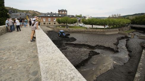 Trabajos de limpieza del río Meruelo a su paso por Molinaseca, cubierto de ceniza debido al arrastre de las últimas tormentas (15) Trabajos de limpieza del río Meruelo a su paso por Molinaseca, cubierto de ceniza debido al arrastre de las últimas tormentas (15)