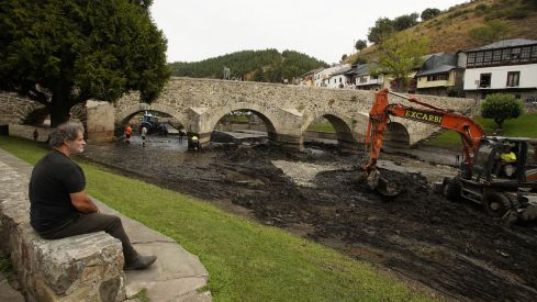 Trabajos de limpieza del río Meruelo a su paso por Molinaseca, cubierto de ceniza debido al arrastre de las últimas tormentas (16) Trabajos de limpieza del río Meruelo a su paso por Molinaseca, cubierto de ceniza debido al arrastre de las últimas tormentas (16)