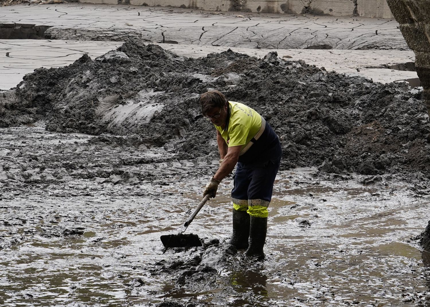 Trabajos de limpieza del río Meruelo a su paso por Molinaseca, cubierto de ceniza debido al arrastre de las últimas tormentas (17) Trabajos de limpieza del río Meruelo a su paso por Molinaseca, cubierto de ceniza debido al arrastre de las últimas tormentas (17)