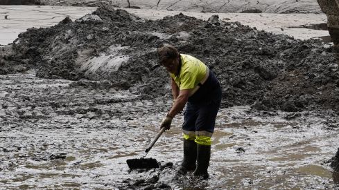 Trabajos de limpieza del río Meruelo a su paso por Molinaseca, cubierto de ceniza debido al arrastre de las últimas tormentas (17) Trabajos de limpieza del río Meruelo a su paso por Molinaseca, cubierto de ceniza debido al arrastre de las últimas tormentas (17)