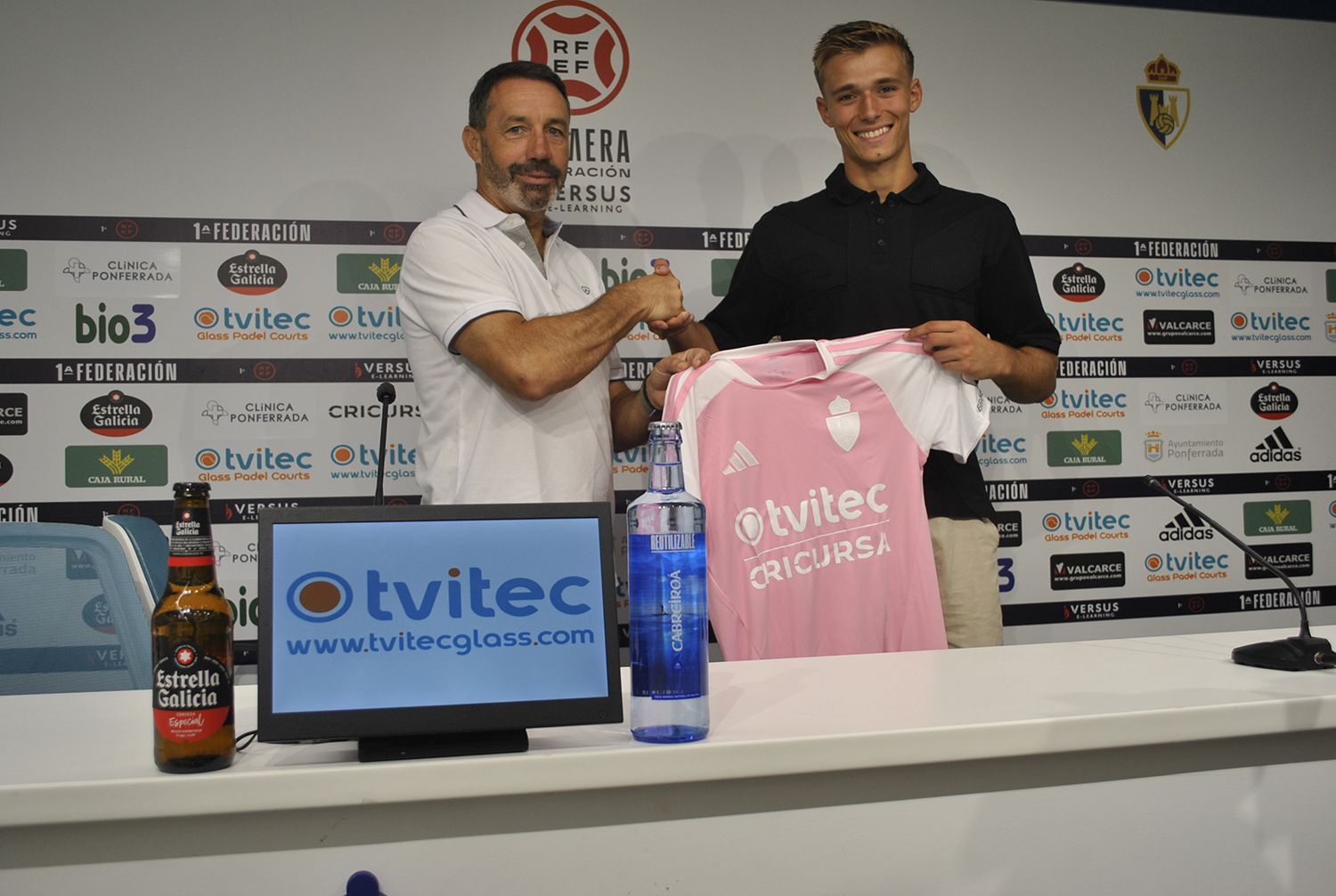 Presentación de Aranda como nuevo jugador de la Ponferradina 2 Presentación de Aranda como nuevo jugador de la Ponferradina 2
