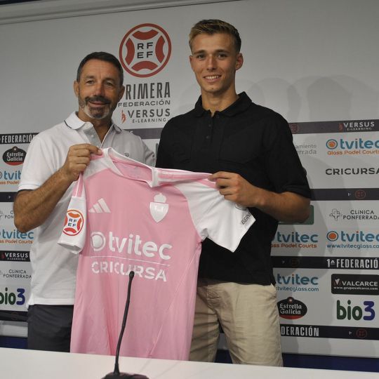 Presentación de Aranda como nuevo jugador de la Ponferradina | Foto: Norberto de la Mata Presentación de Aranda como nuevo jugador de la Ponferradina | Foto: Norberto de la Mata