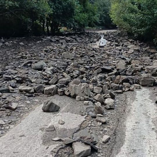 Estado de la carretera de acceso a carracedo de compludo tras la riada 