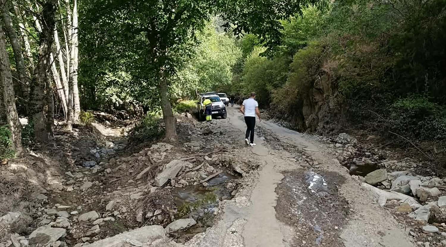 Estado de la carretera de Carracedo de Compludo seis días después de la riada Estado de la carretera de Carracedo de Compludo seis días después de la riada