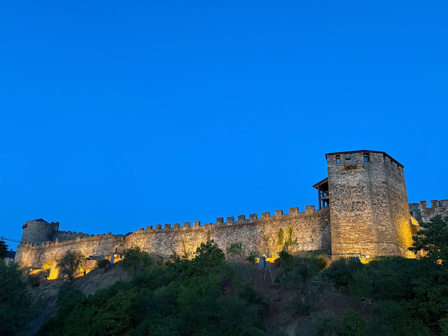 Iluminaciión de la ladera del Castillo de los Templarios de Ponferrada Iluminaciión de la ladera del Castillo de los Templarios de Ponferrada