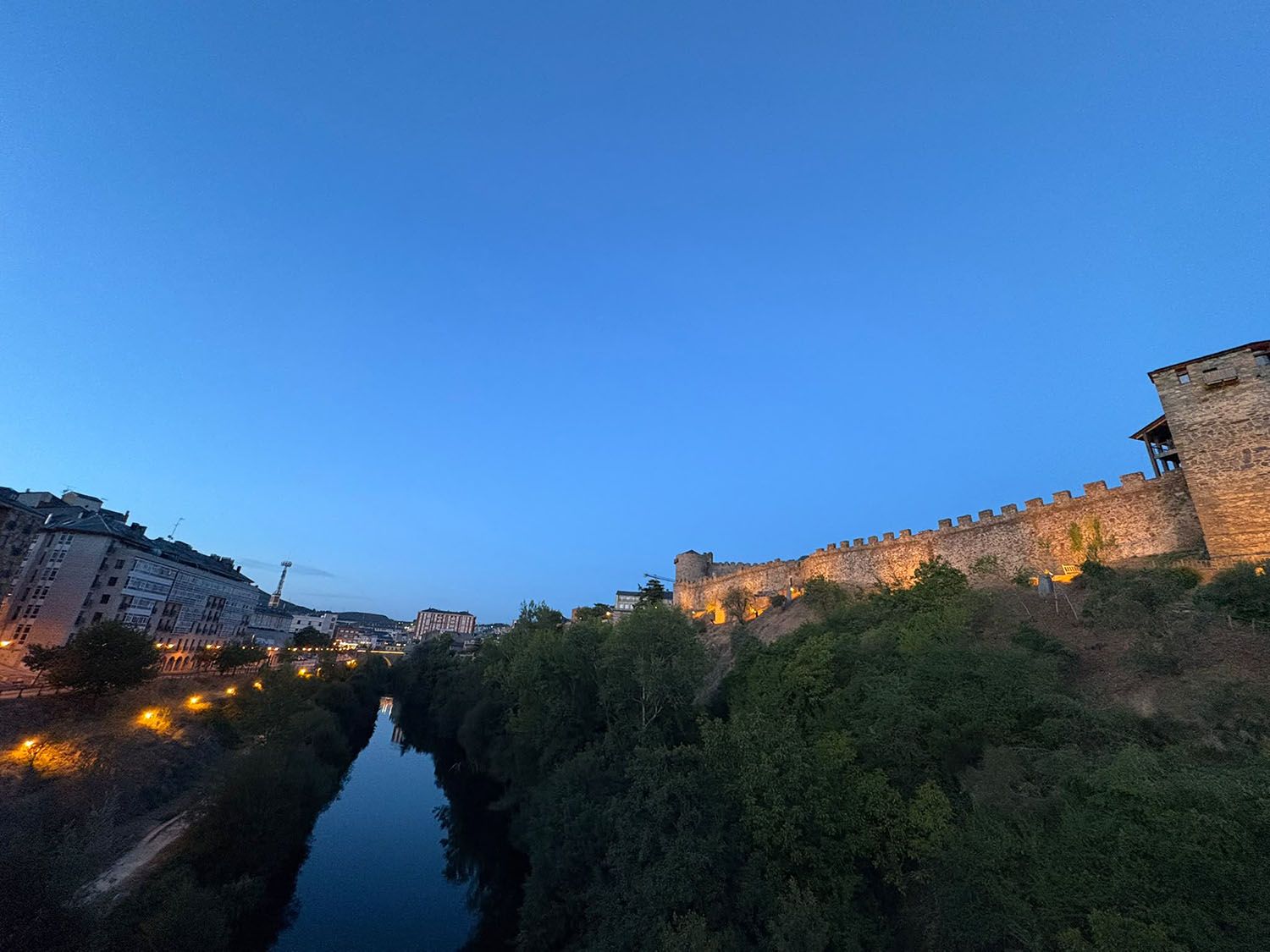 Iluminaciión de la ladera del Castillo de los Templarios de Ponferrada desde el Puente García Ojeda Iluminaciión de la ladera del Castillo de los Templarios de Ponferrada desde el Puente García Ojeda
