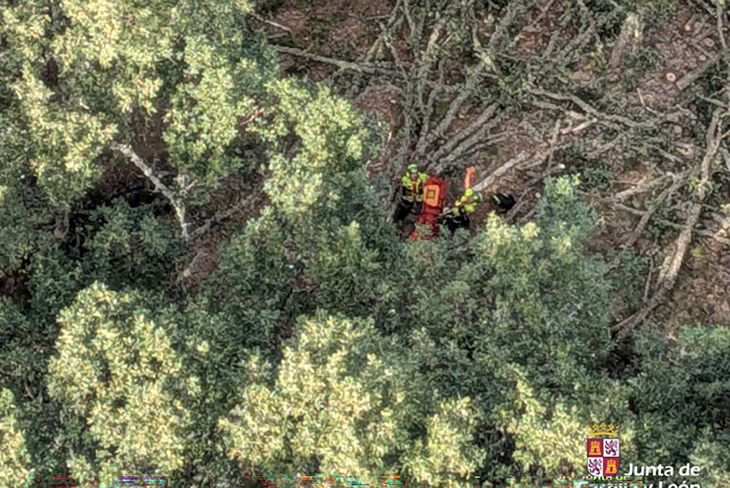 Rescatado en helicóptero un joven indispuesto mientras trabajaba en un monte de Santa Colomba de Somoza Rescatado en helicóptero un joven indispuesto mientras trabajaba en un monte de Santa Colomba de Somoza