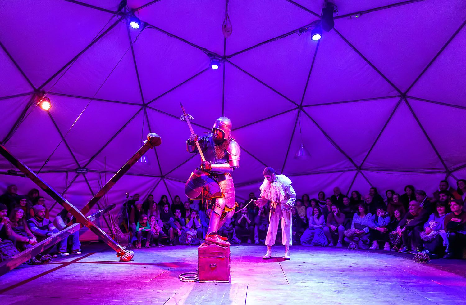 El humor negro y el riesgo abren en Ponferrada una nueva edición del festival de circo Sin red