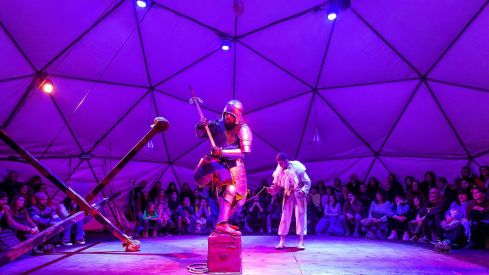 El humor negro y el riesgo abren en Ponferrada una nueva edición del festival de circo Sin red