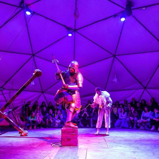 El humor negro y el riesgo abren en Ponferrada una nueva edición del festival de circo Sin red