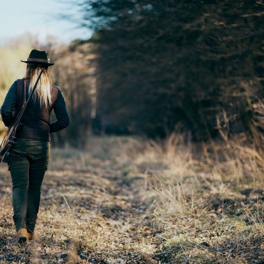 mujer cazando image istock autor kajdi szabolcs