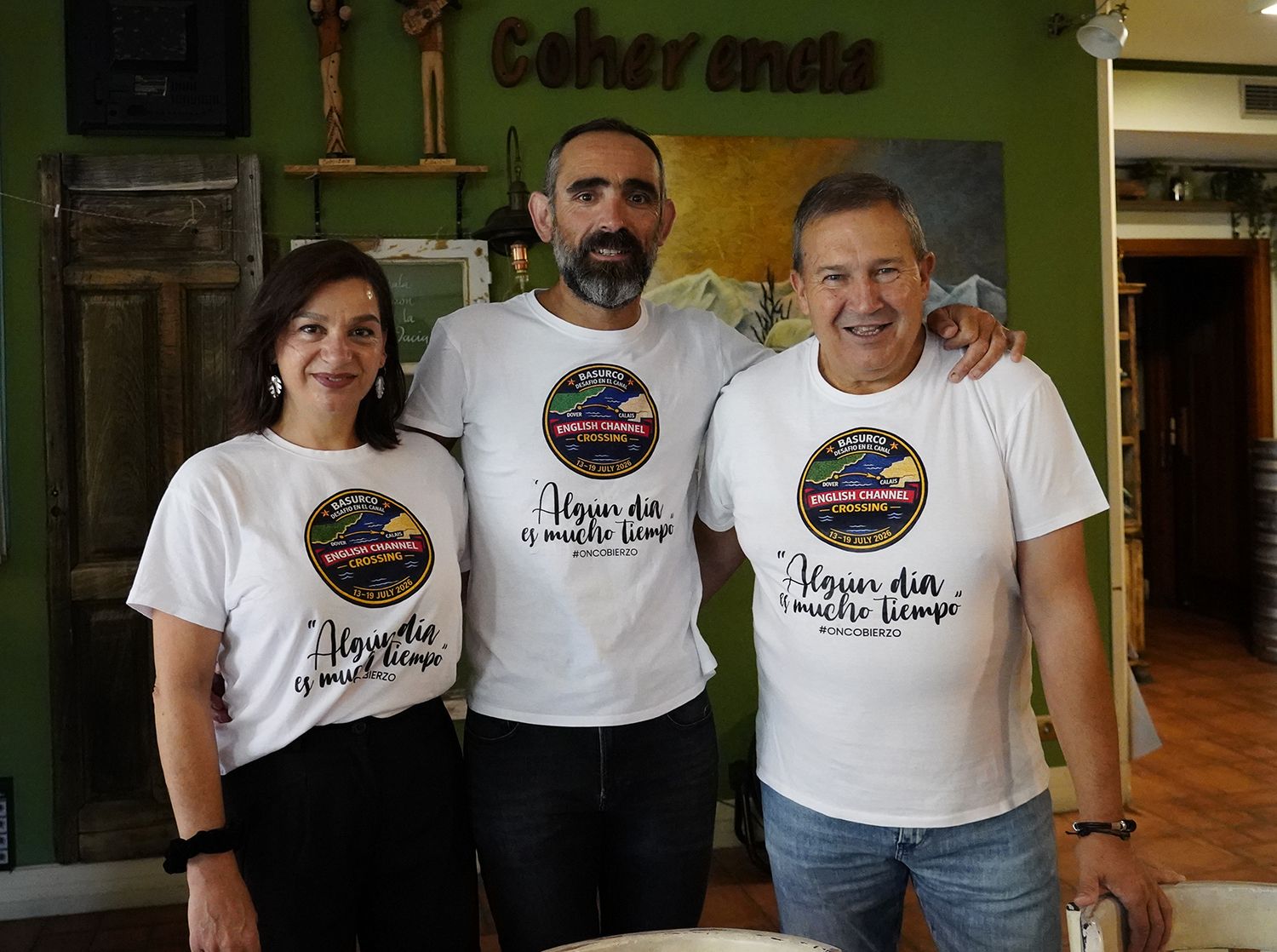 César SánchezICALLos miembros de la Asociación Oncobierzo, Tito Gago (D), y Eva Arias, junto al ultrafondista berciano, Miguel Martínez Basurco César SánchezICALLos miembros de la Asociación Oncobierzo, Tito Gago (D), y Eva Arias, junto al ultrafondista berciano, Miguel Martínez Basurco