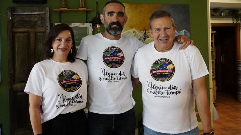 César Sánchez ICAL Los miembros de la Asociación Oncobierzo, Tito Gago (D), y Eva Arias, junto al ultrafondista berciano, Miguel Martínez Basurco en el centro de la imagen César Sánchez ICAL Los miembros de la Asociación Oncobierzo, Tito Gago (D), y Eva Arias, junto al ultrafondista berciano, Miguel Martínez Basurco en el centro de la imagen