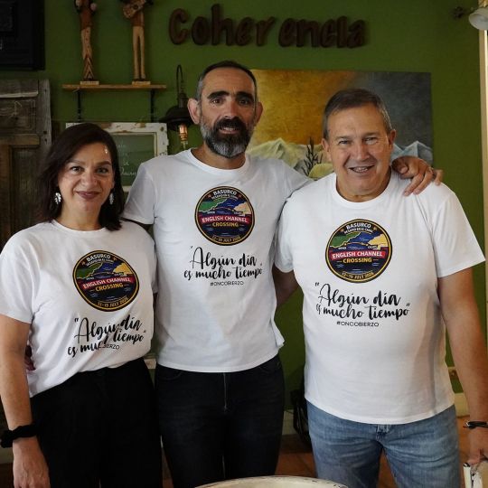 César Sánchez ICAL Los miembros de la Asociación Oncobierzo, Tito Gago (D), y Eva Arias, junto al ultrafondista berciano, Miguel Martínez Basurco en el centro de la imagen César Sánchez ICAL Los miembros de la Asociación Oncobierzo, Tito Gago (D), y Eva Arias, junto al ultrafondista berciano, Miguel Martínez Basurco en el centro de la imagen