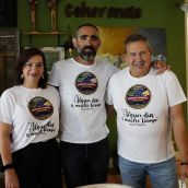 César Sánchez ICAL Los miembros de la Asociación Oncobierzo, Tito Gago (D), y Eva Arias, junto al ultrafondista berciano, Miguel Martínez Basurco en el centro de la imagen César Sánchez ICAL Los miembros de la Asociación Oncobierzo, Tito Gago (D), y Eva Arias, junto al ultrafondista berciano, Miguel Martínez Basurco en el centro de la imagen