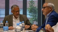 Paula Zié de Frutos Gijón / ICAL . El vicepresidente primero y consejero de Desregulación, Familia y Ayudas Sociales, Carlos Pollán, mantiene una reunión con el presidente del CCB, Olegario Ramón Paula Zié de Frutos Gijón / ICAL . El vicepresidente primero y consejero de Desregulación, Familia y Ayudas Sociales, Carlos Pollán, mantiene una reunión con el presidente del CCB, Olegario Ramón