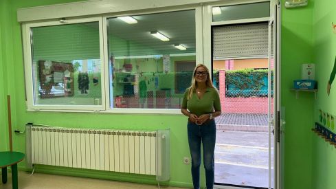 Alexandra Rivas, concejala de Bienestar Social y Familia, en una de las escuelas