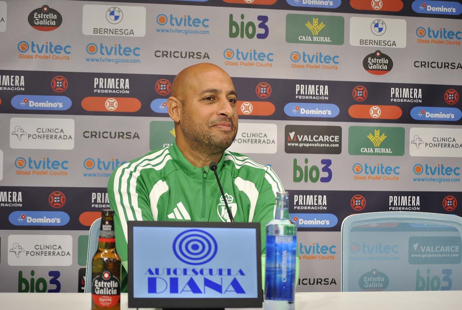Mehdi Nafti en rueda de prensa Mehdi Nafti en rueda de prensa