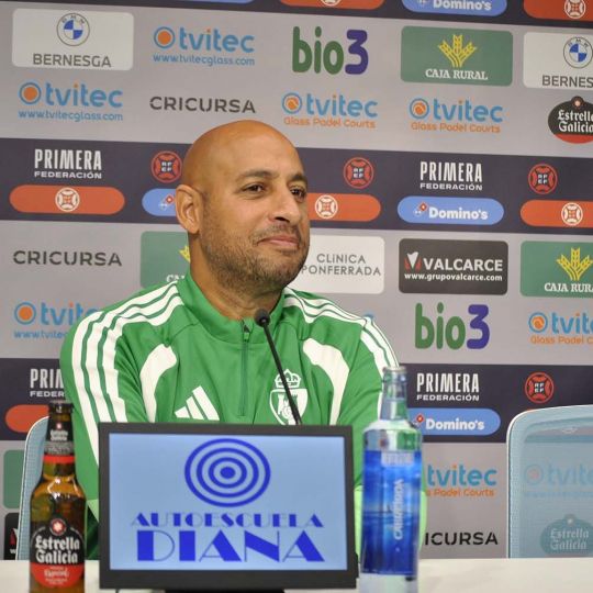 Mehdi Nafti en rueda de prensa Mehdi Nafti en rueda de prensa