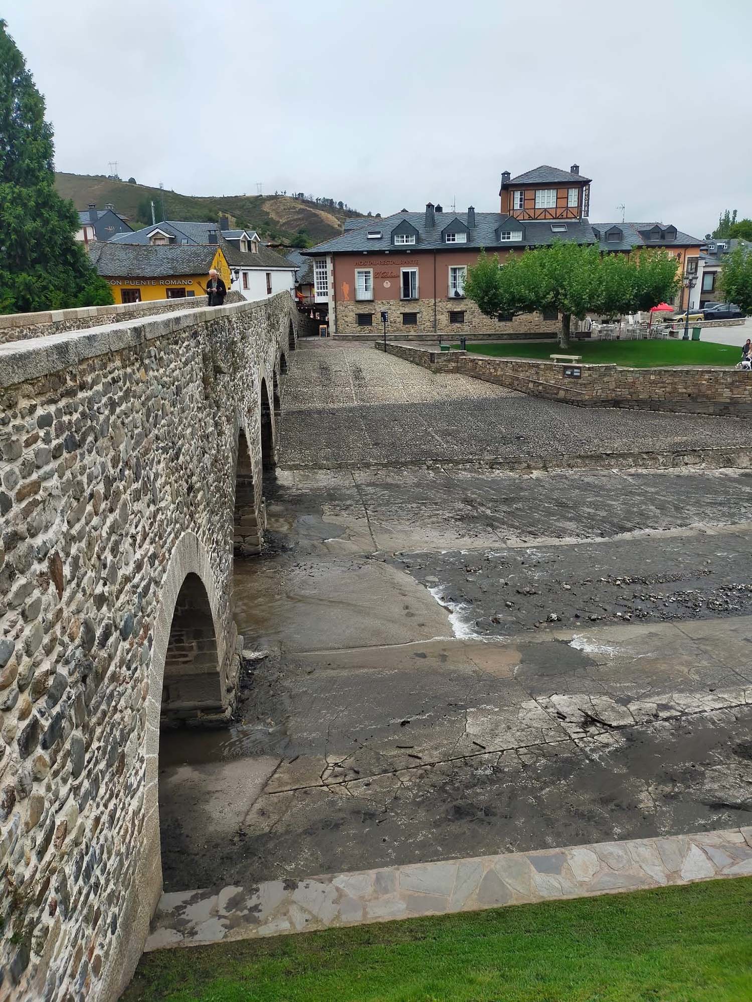 Estado actual del río Meruelo en Molinaseca Estado actual del río Meruelo en Molinaseca